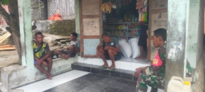 Babinsa Ramil 1602-01/Ende Gelar Komsos dan Pamwil di Desa Maurongga