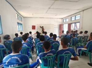 Babinsa Ramil 1602-01/Ende Sosialisasikan Rekrutmen TNI dan Wawasan Kebangsaan di SMK Pelayaran Lokoboko