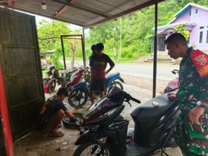 Babinsa Koramil 1602-02/Wolowaru Tingkatkan Kamtibmas melalui Komsos di Desa Woloaro