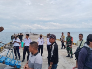 Koramil Ba’a Pantau Kedatangan dan Keberangkatan Kapal Expres Bahari 8E di Pelabuhan Ba’a