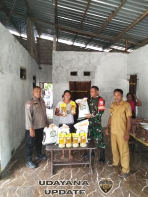 Babinsa Serda Demsi Taek Kawal Penyaluran Bantuan Pangan Tahap II di Desa Nuse