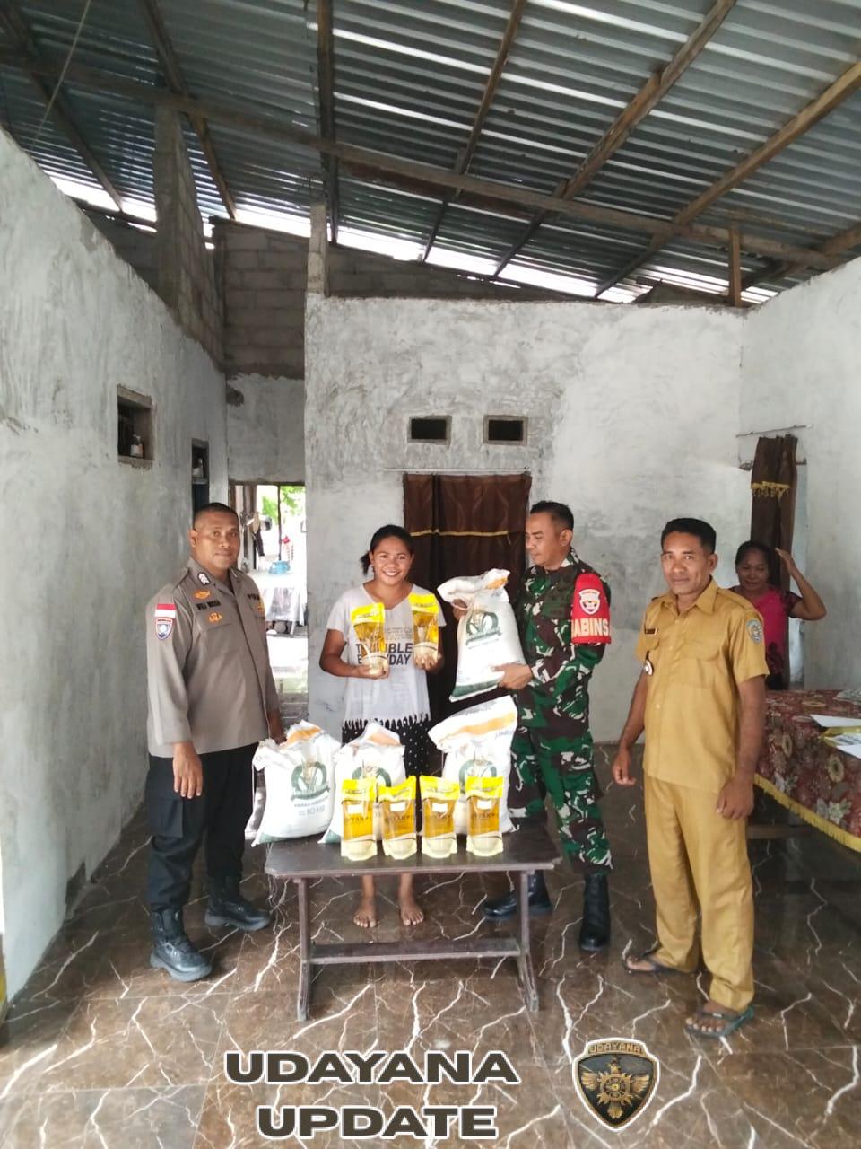 Babinsa Serda Demsi Taek Kawal Penyaluran Bantuan Pangan Tahap II di Desa Nuse