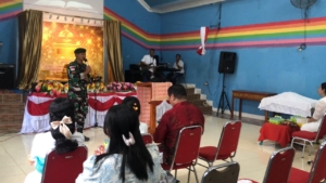 Yonarmed 12 Kostrad Dukung Kegiatan Gereja lewat Pembagian Alkitab di Betun