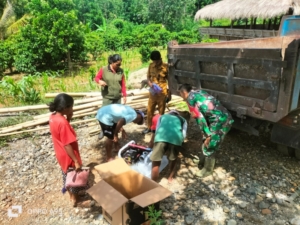 Babinsa Dampingi Penyerahan Pompa Air dan Bibit Sayur untuk Petani Umbu Pabal