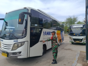 Koramil 1628-04/Poto Tano Kawal Ketertiban Pelabuhan. Lewat Pengamanan Babinsa Kokarlian