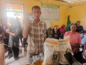 Babinsa Macang Tanggar Dampingi Penyaluran Bantuan Pangan Banpang dari Bulog kepada Warga