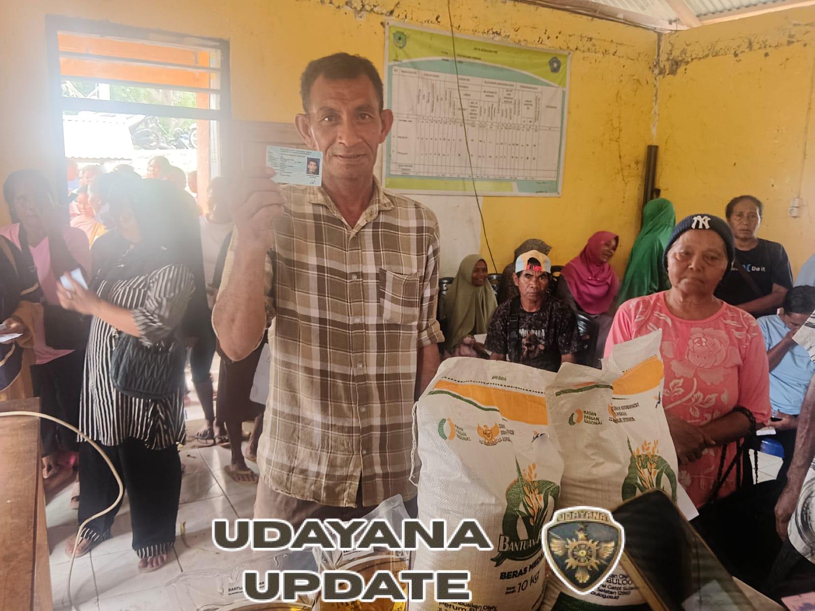 Babinsa Macang Tanggar Dampingi Penyaluran Bantuan Pangan Banpang dari Bulog kepada Warga