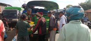 Babinsa Koramil 1625-03/Boawae Dukung Kelancaran GPM di Pasar Raja