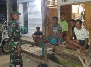 Patroli Siskamling Babinsa Monta Berjalan Aman dan Tingkatkan Kepedulian Lingkungan