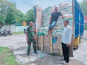 Babinsa Rasanae Serda Kosnadin Dampingi Masyarakat Terima Bantuan Beras dan Minyak