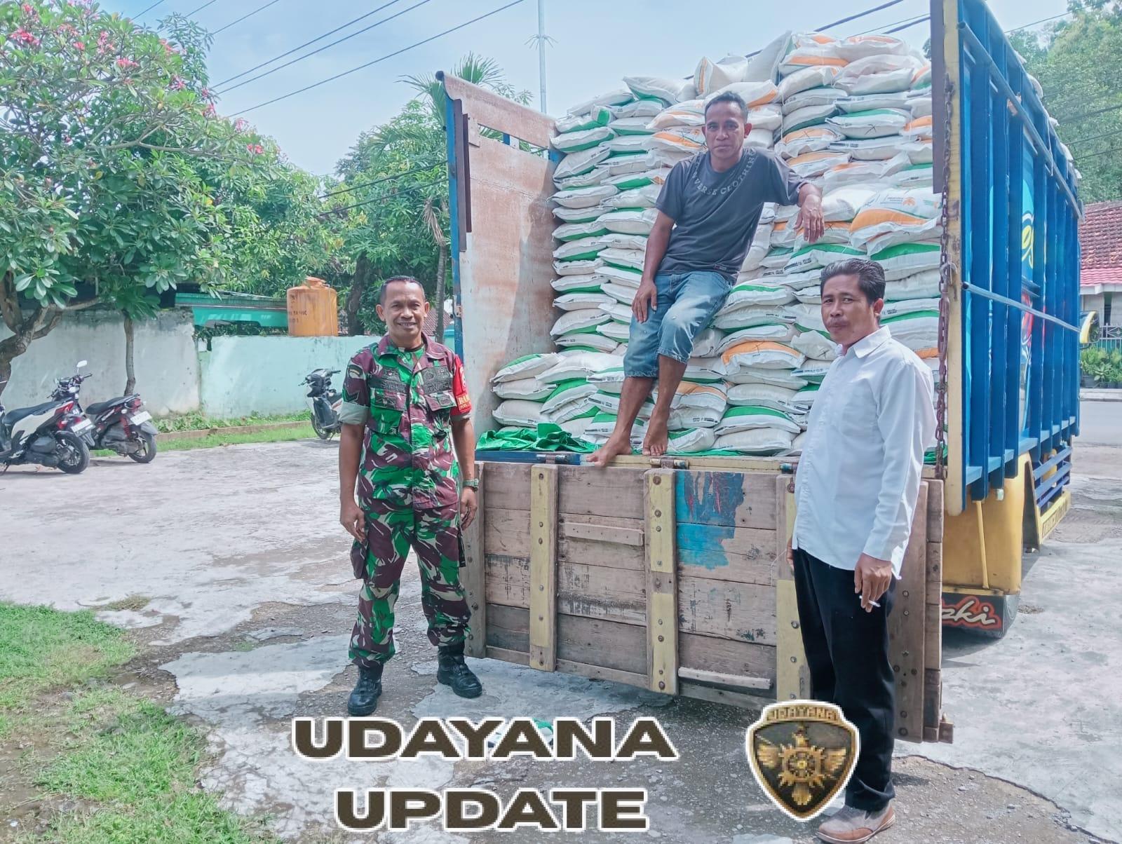 Babinsa Rasanae Serda Kosnadin Dampingi Masyarakat Terima Bantuan Beras dan Minyak