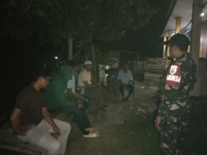 Babinsa Nowa Gelar Patroli Ronda Malam Bersama Karang Taruna di Dusun Wawo Barat