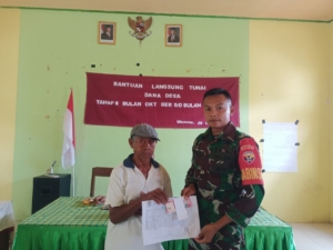 Babinsa Aimere Dampingi Penyaluran BLT-DD Tahap II untuk 20 KK di Desa Waesae