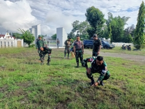 Rawat Makam Para Pahlawan Bangsa, Personil TNI Kodim Belu Bersihkan TMP Seroja Haliwen