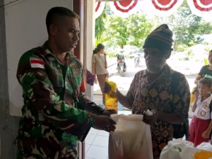 Dukung Kesejahteraan Masyarakat, Babinsa Pantau Pendistribusian Bantuan Sosial Sembako