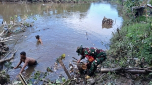 Gotong Royong Warga Ampenan Tengah Bersihkan Sungai Jangkok