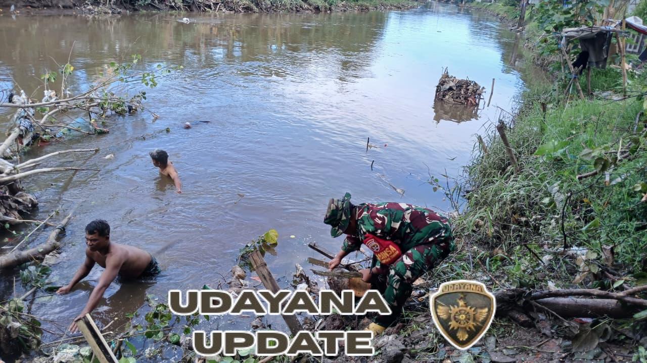 Gotong Royong Warga Ampenan Tengah Bersihkan Sungai Jangkok