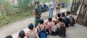 Babinsa Koramil 1602-01 Gelar Komsos, Tanamkan Disiplin dan Wawasan Kebangsaan kepada Pelajar