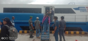 Babinsa Ba’a Pantau Kedatangan Kapal Express Bahari 8E di Pelabuhan Ba’a