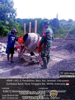 Babinsa Koramil 1628-05/Jereweh Dampingi Program Makan Bergizi Gratis di SMPN 1 Jereweh