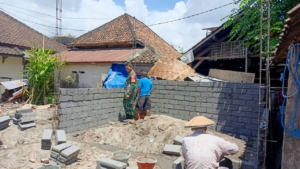 Babinsa Koptu Syamsul Hadi Sukses Perjuangkan Bantuan Bedah Rumah RTLH untuk Warga Lansia di Mamben Daya