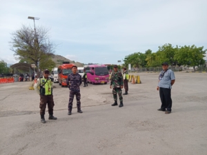 Koramil 1628-04/Poto Tano Laksanakan Pengamanan di Pelabuhan Penyeberangan Poto Tano