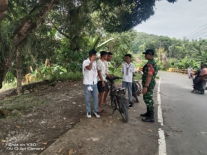 Babinsa Ende Intensifkan Komsos dan Pamwil untuk Wujudkan Kamtibmas Aman di Desa Ndorurea 1