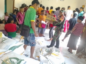 Babinsa Serka Muslih Dampingi Penyaluran Bansos Beras dan Minyak Goreng di Desa Welibo