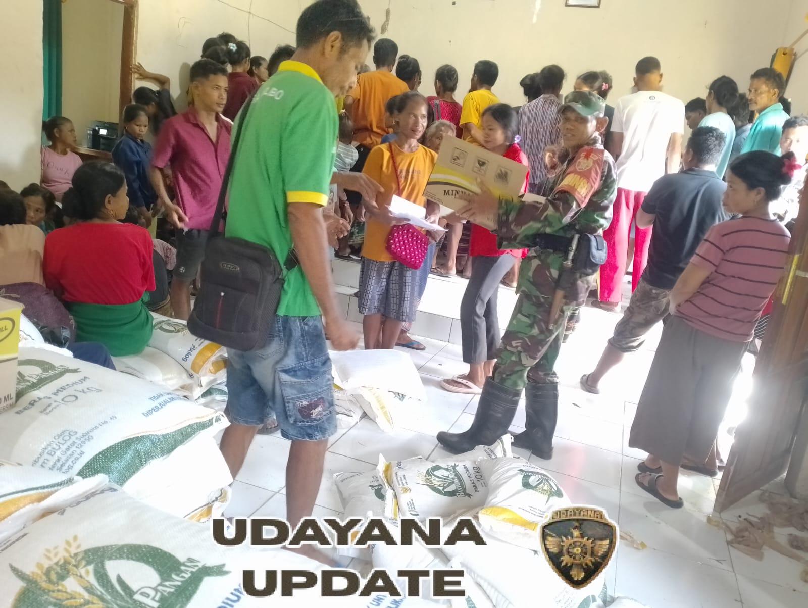 Babinsa Serka Muslih Dampingi Penyaluran Bansos Beras dan Minyak Goreng di Desa Welibo