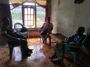 Babinsa Koramil 1602-03/Detusoko Laksanakan Komsos dan Pantau Keamanan Desa Lisekuru