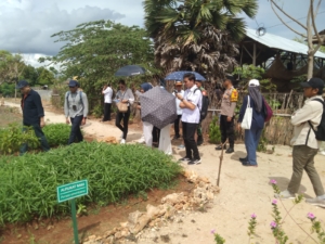 Babinsa Rindi Umalulu Dampingi Supervisi Internasional IFAD di Desa Patawang