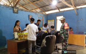 Koramil 05/Waingapu Kawal Penyaluran Bantuan Beras dan Minyak Goreng dari Kementerian Sosial