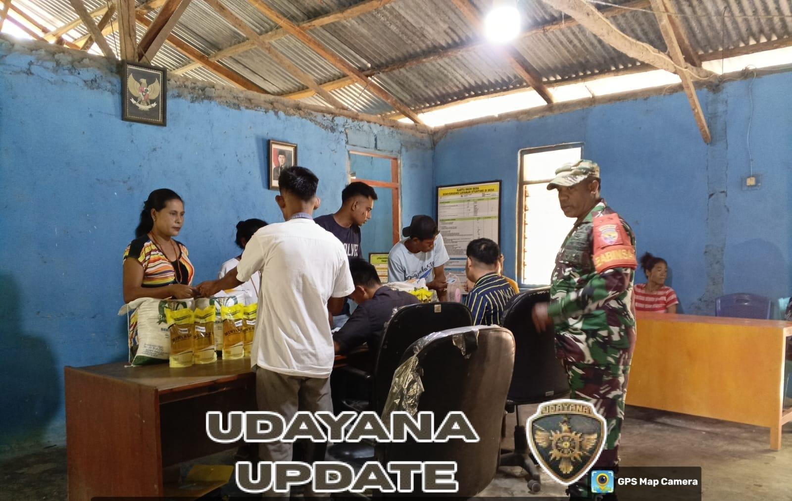 Koramil 05/Waingapu Kawal Penyaluran Bantuan Beras dan Minyak Goreng dari Kementerian Sosial