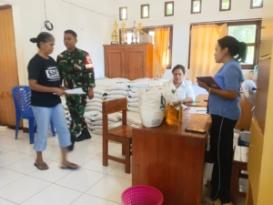 Babinsa Larantuka Kawal Penyaluran Bantuan Pangan Kemensos–Bulog kepada Warga Pohon Bao
