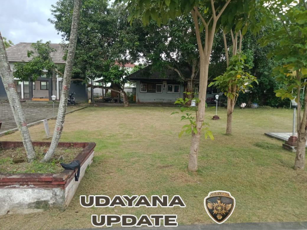 Personel Kodim 1615/Lotim Turun Lapangan Bersihkan TMP Rinjani Selong