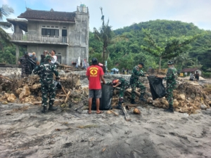 TNI Polri Dan Masyarakat Bersatu Gelar Gotong Royong Di Area Obyek Wisata Crystal Bay Nusa Penida