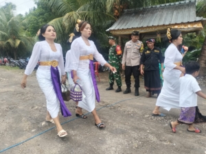 Babinsa Batumadeg Gelar Pengamanan Piodalan Di Pura Puser Sahab