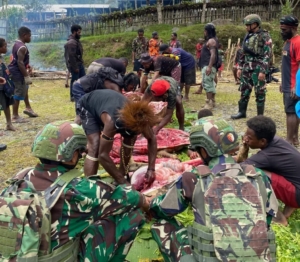 ,Bakar Batu Perkuat Keharmonisan Satgas Yonif 743/PSY dan Masyarakat Di Papua