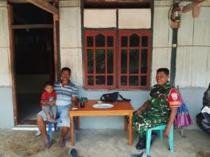 Babinsa Detusoko Laksanakan Komsos dan Pamwil di Desa Wolofei