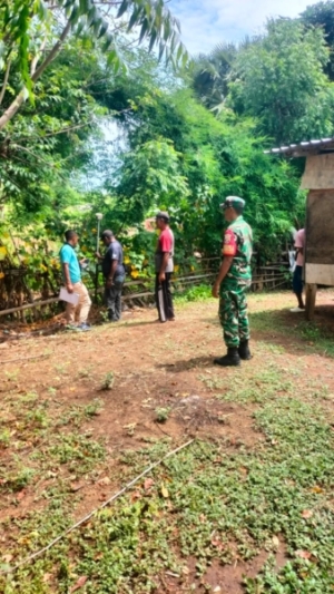 Babinsa Dampingi Pengukuran Tanah ATR/BPN di Wilayah Aesesa