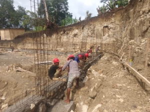 Babinsa Koramil 1602-03/Detusoko Gelar Kerja Bhakti dan Komsos di Desa Welamosa