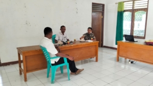 Babinsa Aesesa Lakukan Komsos di Kantor Desa Langedhawe