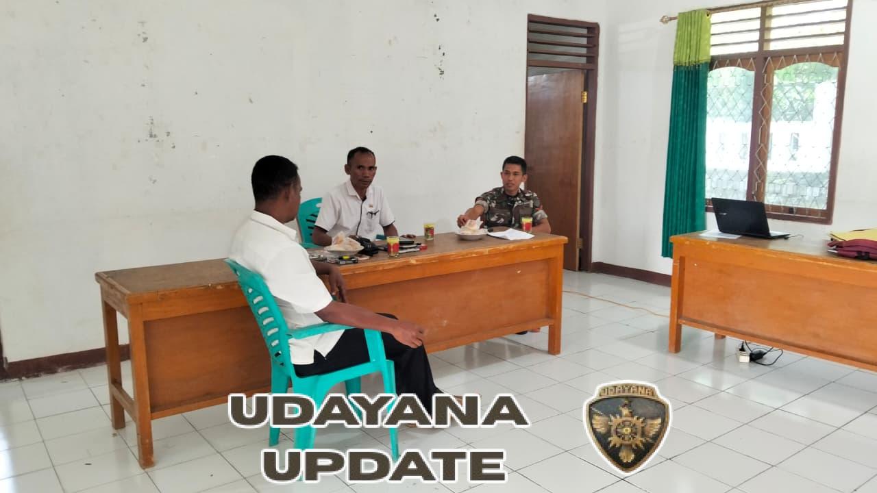 Babinsa Aesesa Lakukan Komsos di Kantor Desa Langedhawe