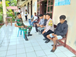 Babinsa Aesesa Laksanakan Komsos Bersama Bhabinkamtibmas di Desa Rendu Wawo