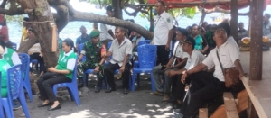 Babinsa Inerie Dampingi Kegiatan Hari Ibu dan Pembagian Bansos di Pantai Laikona