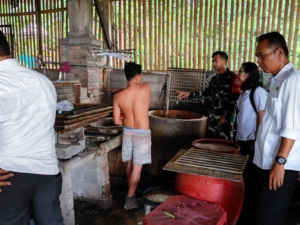 Tinjau Perkembangan UMKM, Babinsa Semarapura Kauh Dampingi Staf Kelurahan
