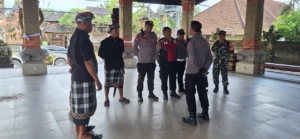 Babinsa Ubud Turun Tangan Tertibkan Parkir Liar di Kawasan Padangtegal