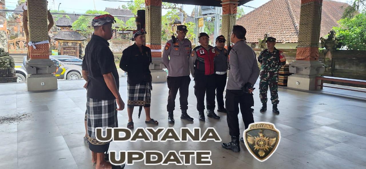 Babinsa Ubud Turun Tangan Tertibkan Parkir Liar di Kawasan Padangtegal