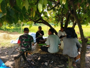 Babinsa Maurole Tingkatkan Kamtibmas dan Kedekatan dengan Warga Desa Hangalande