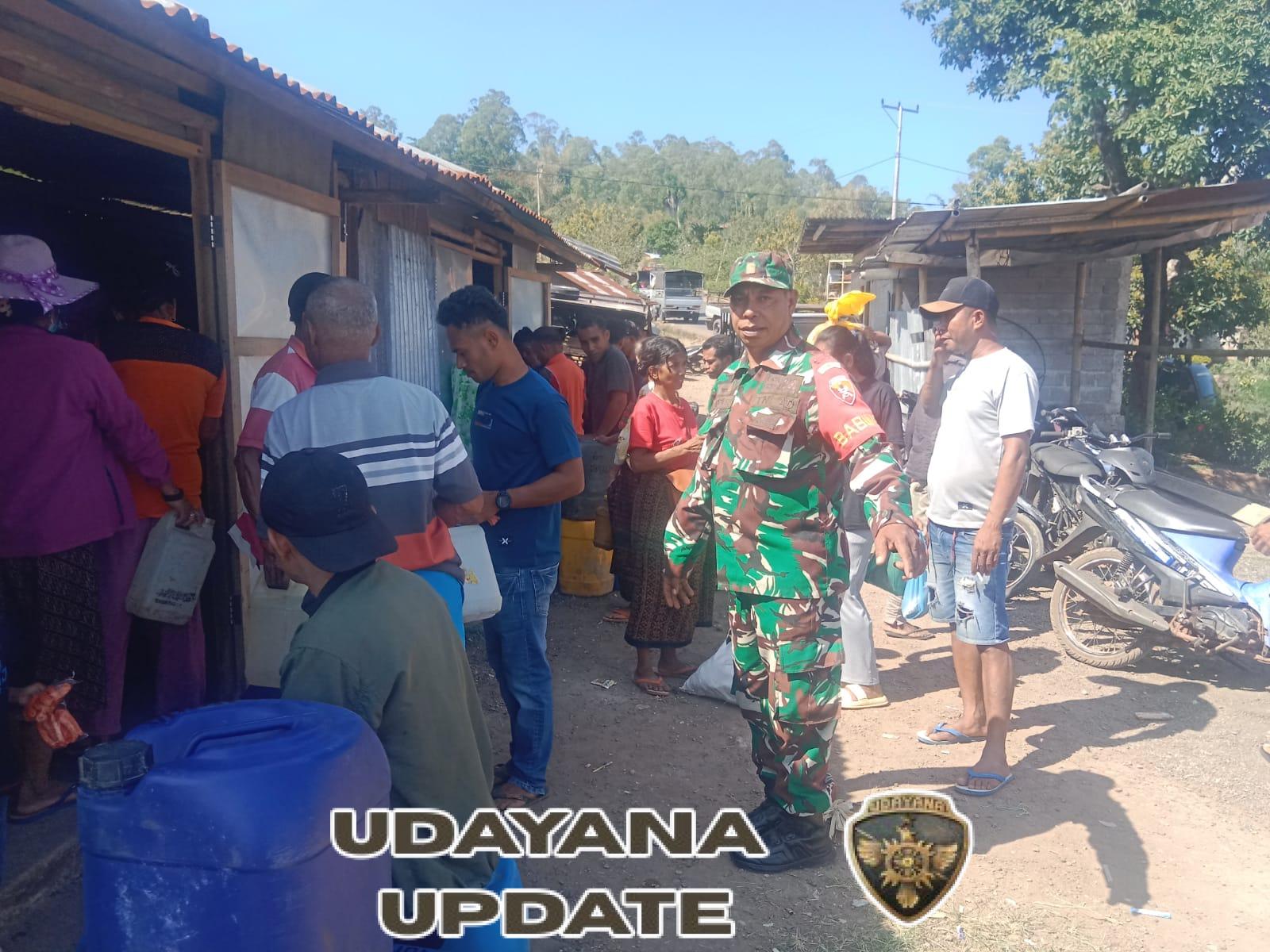 Babinsa Maurole Tingkatkan Kamtibmas dan Edukasi Kebersihan di Pasar Desa Detukeli